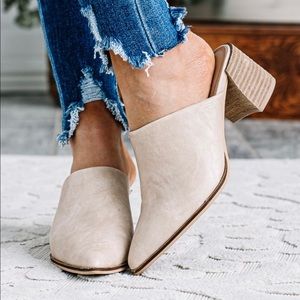 Vici New in box Ccocci Jessi leather mule nude 9